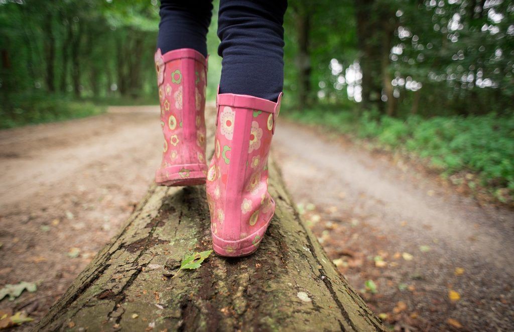 Kind im Wald